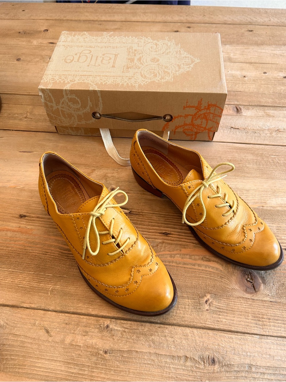 Latigo Women's warm yellow Leather Wingtip Oxfords, size 8.5